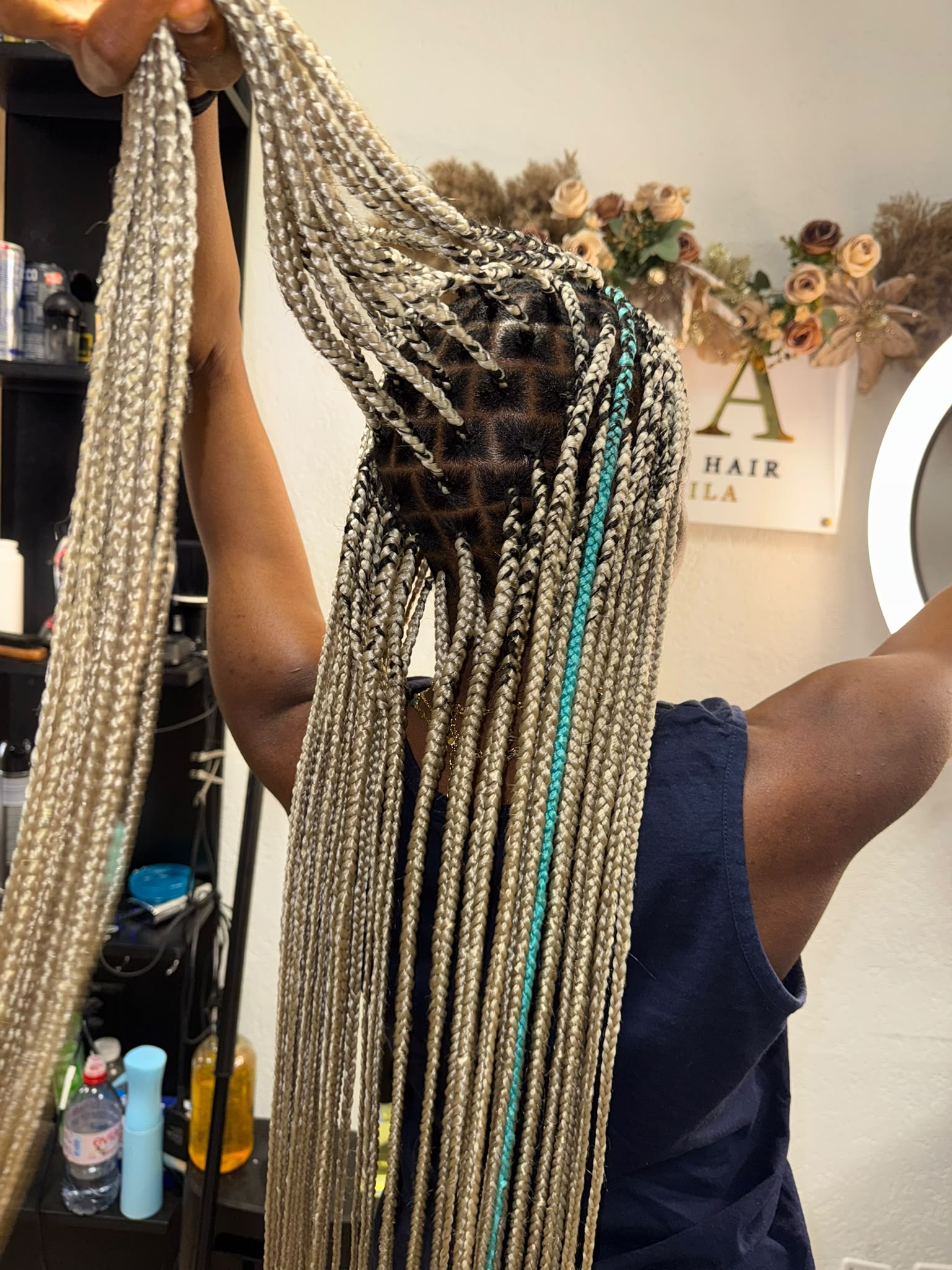 Longues tresses blondes et touches turquoise