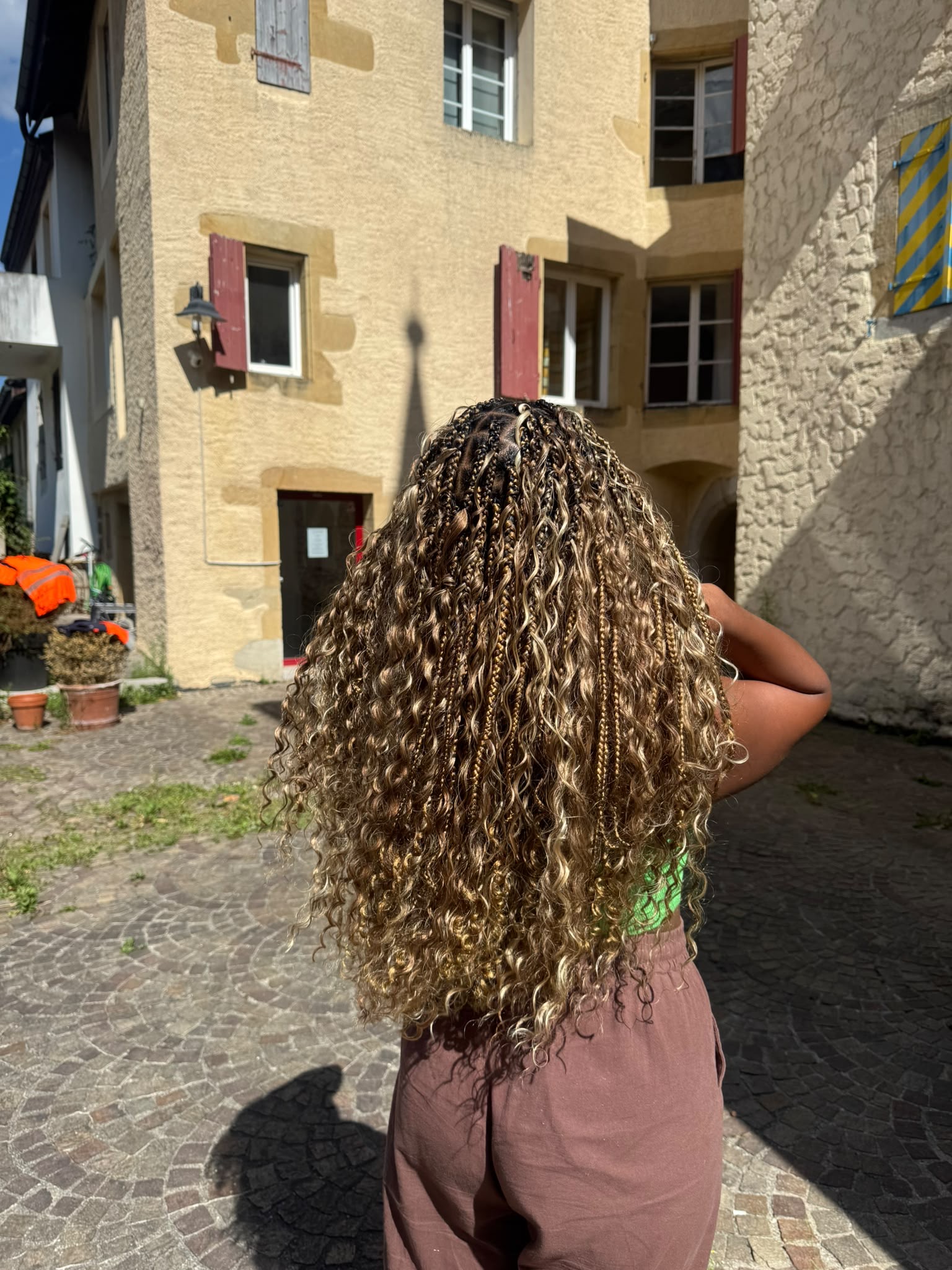 Tresses avec boucles et reflets dorés
